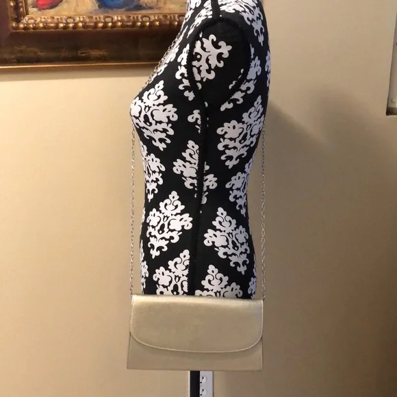 Halogen pale metallic gold textured clutch with crossbody chain, magnetic close - Picture 2 of 9